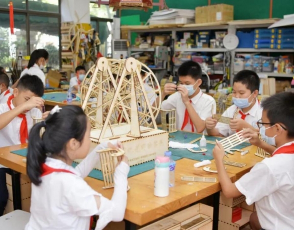 學(xué)黨史 開新局｜將黨史學(xué)習(xí)教育融入散學(xué)典禮！寶民小學(xué)師生重溫紅色經(jīng)典齊唱紅色歌曲